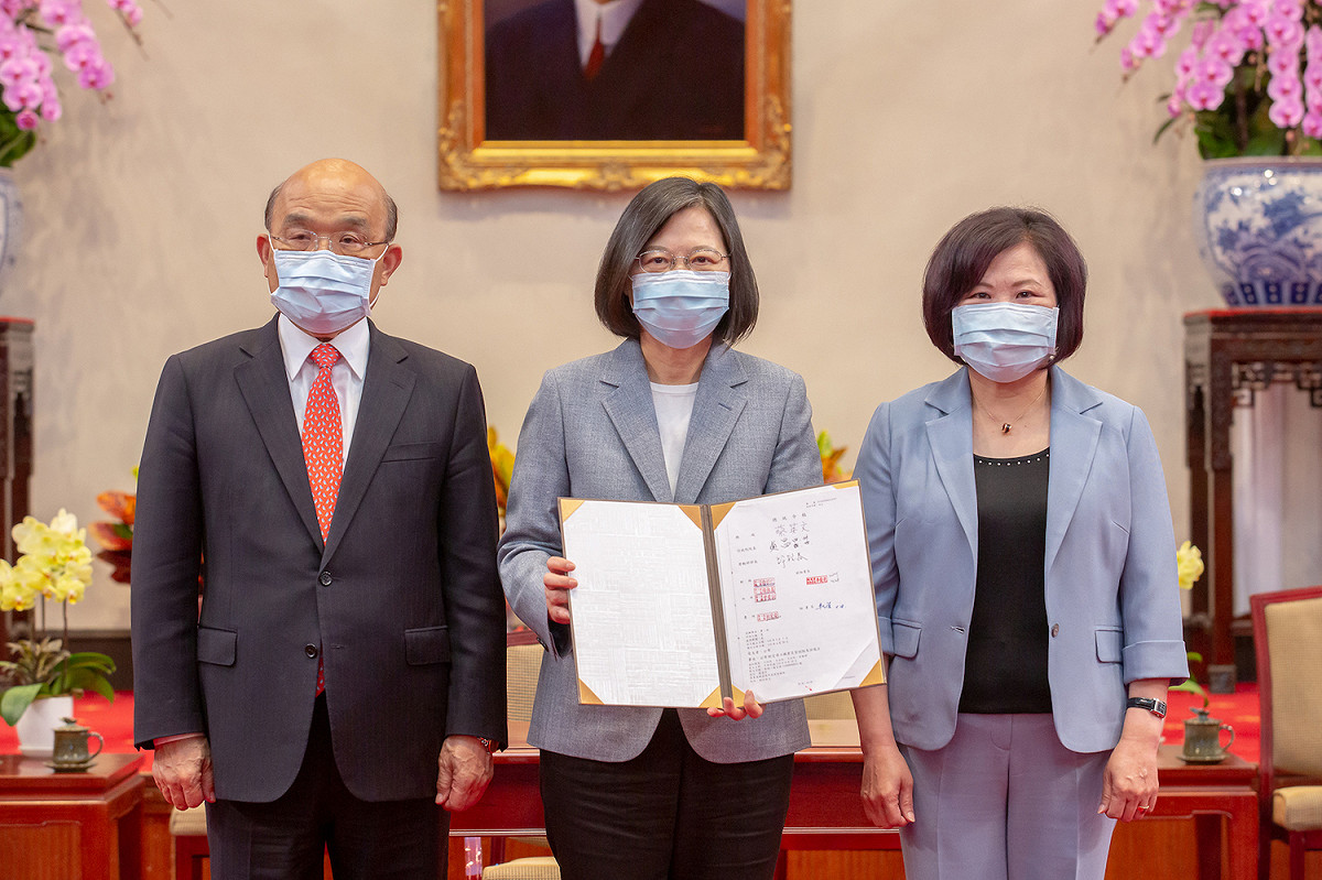 總統蔡英文（中）、行政院長蘇貞昌（左）及勞動部長許銘春（右）。 圖：總統府 / 提供