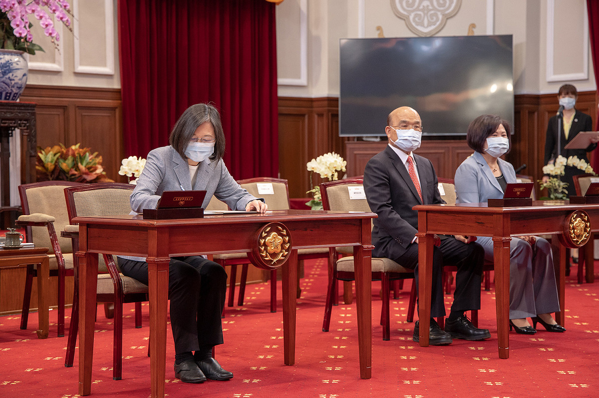 總統蔡英文（右起）、行政院長蘇貞昌及勞動部長許銘春。 圖：總統府 / 提供