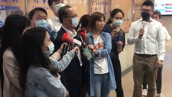 北市警察局長陳嘉昌偕松山分局長赴北檢繳交手機 。 圖:北市警局提供