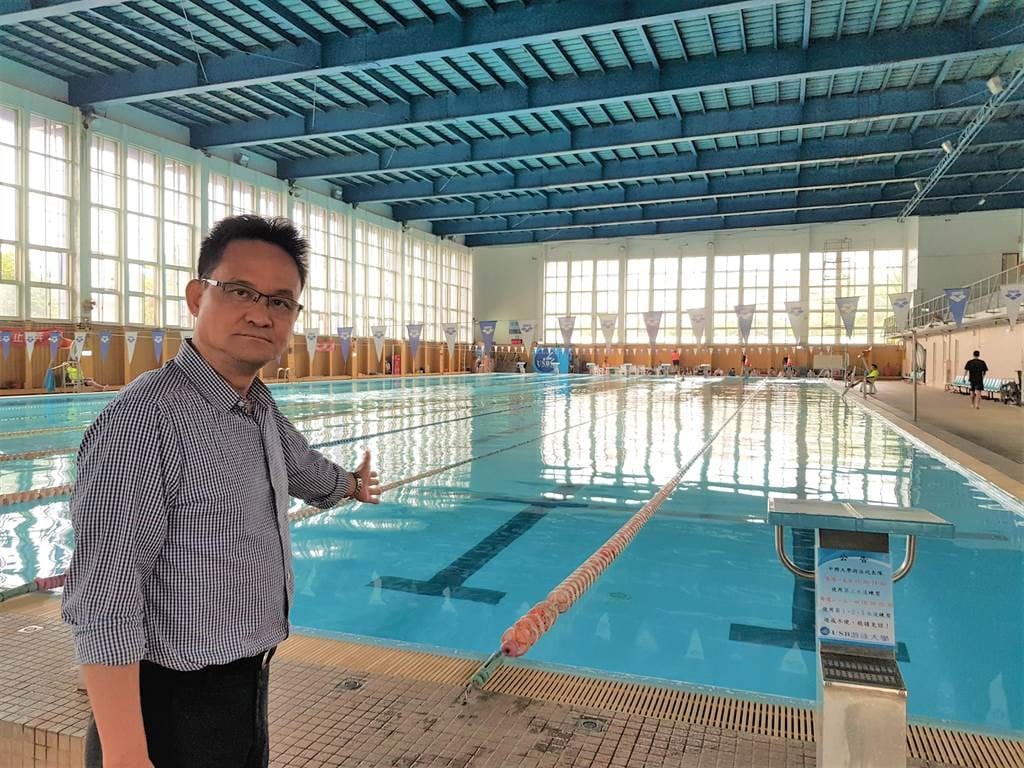 民進黨台中市議員日前表示，接獲家長投訴「需繳游泳課程費」，前往該校外游泳池勘查，竟發現該池確實正常營業。 圖 : 取自張耀中臉書