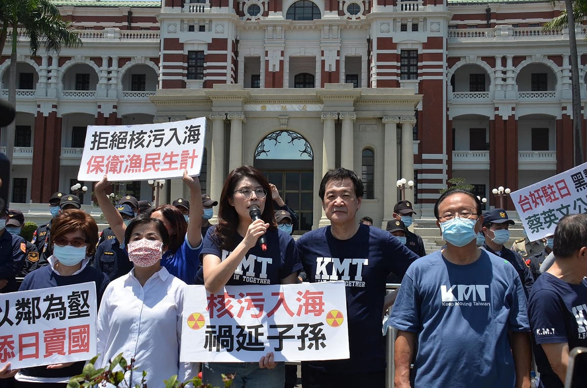 國民黨在立院提案遭綠營封殺，憤而至總統府前靜坐抗議，要求蔡英文撤換駐日代表謝長廷。 圖：翻攝自國民黨立院黨團臉書