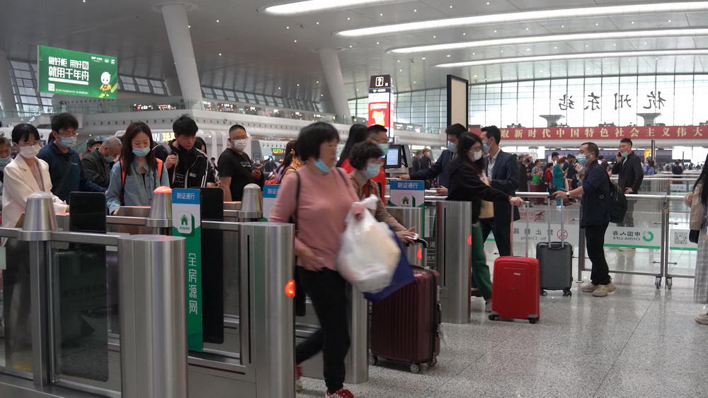 杭州東站候車大廳內，旅客在有序檢票進站。 圖：取自中國鐵路上海局集團