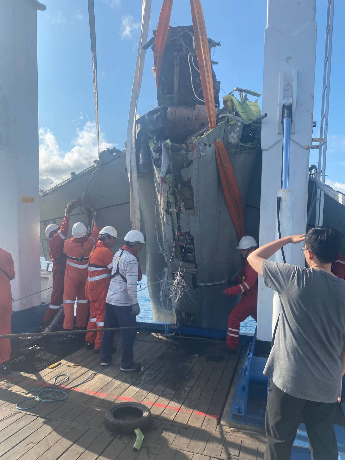去年10月29日墜海F-5E戰機，今打撈上岸。 圖：國防部提供