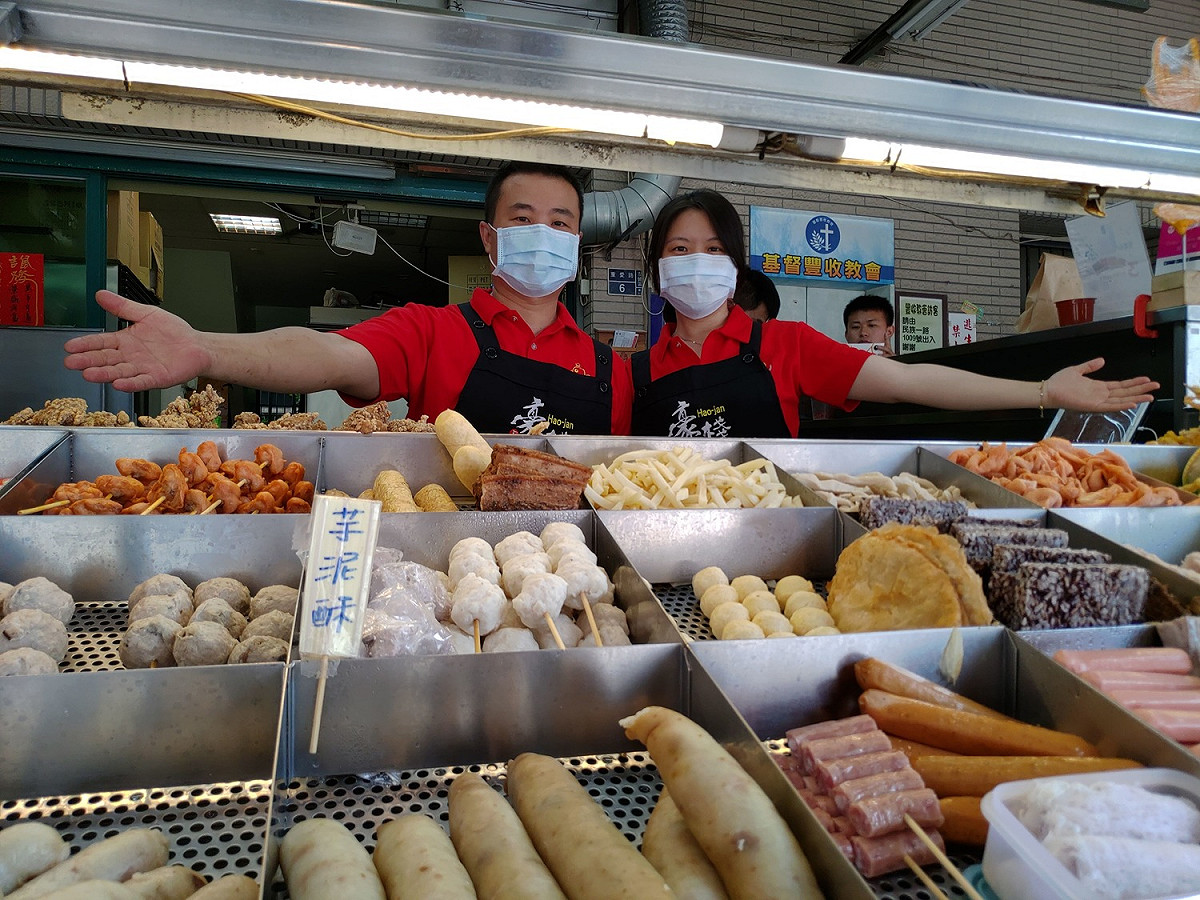 有四家店的豪棧鹹酥雞創辦人許祖豪（左）強調，為讓消費者安心，只使用獲獎無數的竹林有機農場「產銷履歷九層塔」，都有381項農藥檢驗合格的證明。 圖：竹林有機農場提供