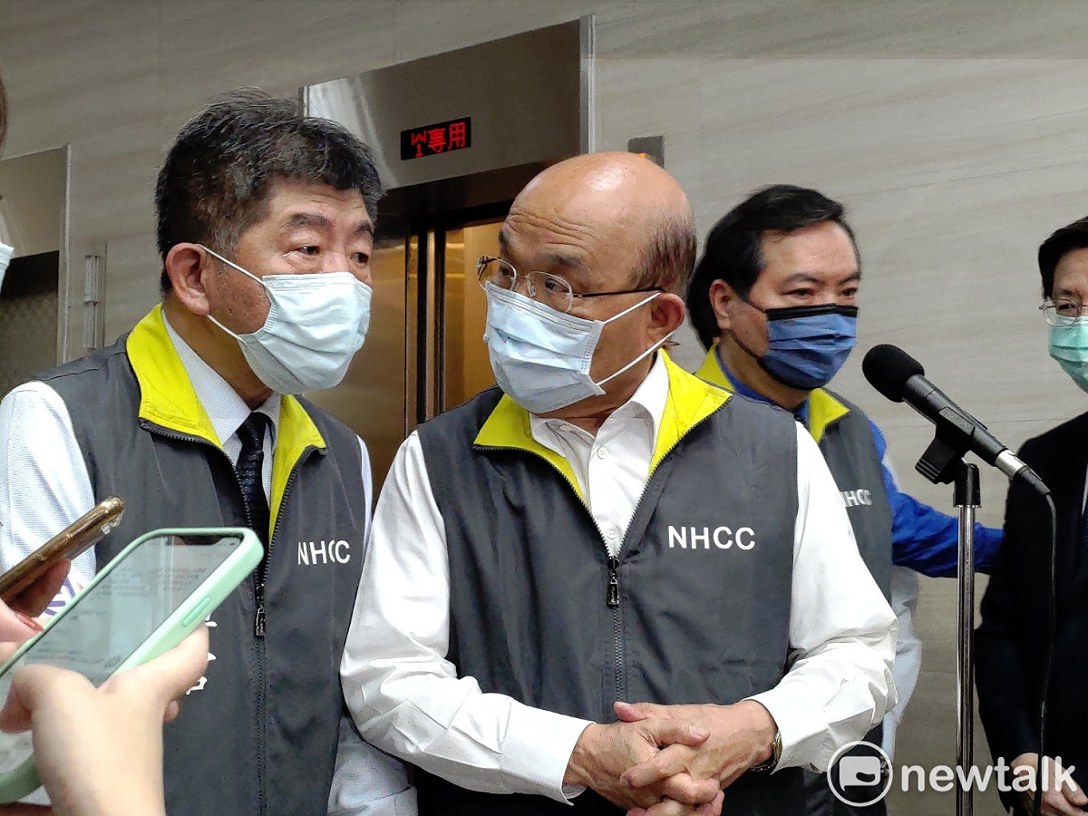 行政院長蘇貞昌在疫情指揮中心指揮官陳時中等人陪同下，視察疫情指揮中心。 圖：黃建豪/攝（資料照）