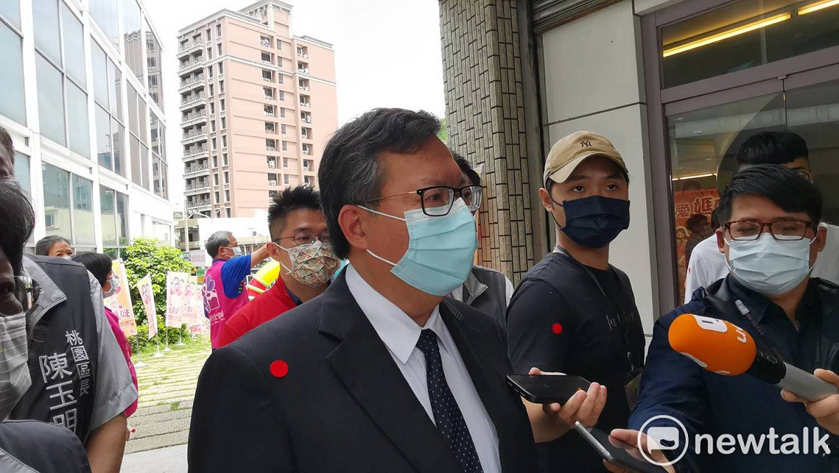 鄭文燦表示，本國籍及外國籍機師混住的情況確實不應該發生，現在市府另提供３間防疫旅館作為航空公司機組員防疫之用，希望由中央統一分配，以符合民航局規定。 圖：林昀真／攝