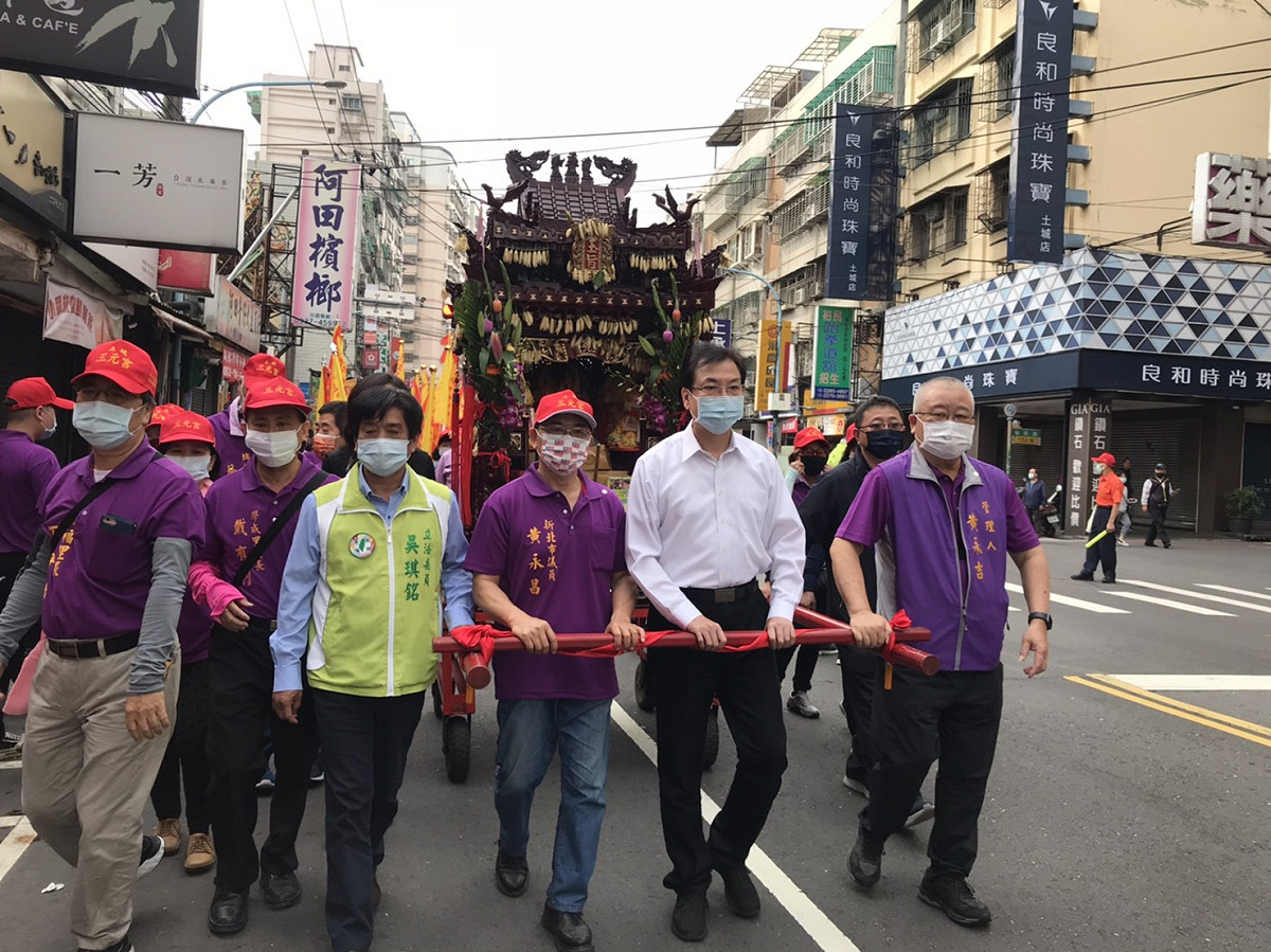 副市長劉和然為媽祖大轎扶轎起駕。 圖：新北市民政局提供