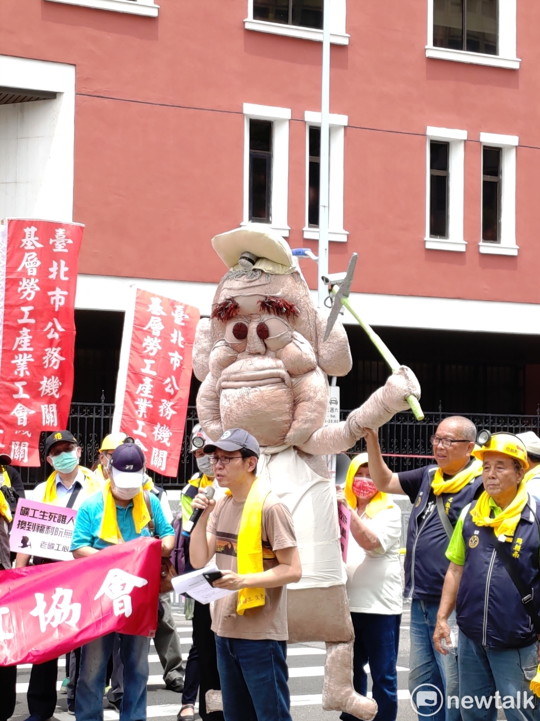 礦工首次站上街頭參與勞動節遊行，盼獲得政府照護。 圖：黃建豪/攝
