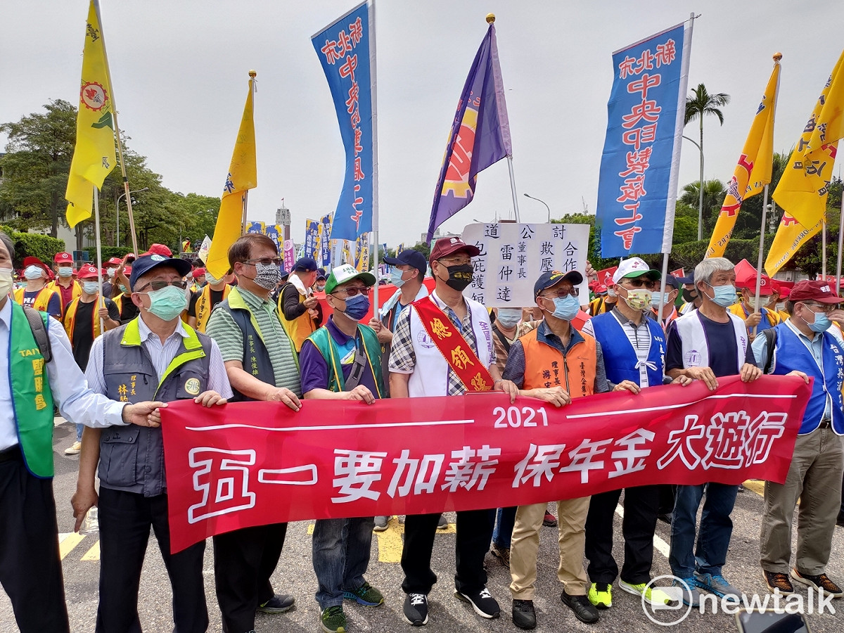 勞工團體、各產業工會在總統府前集結，展開五一勞動節大遊行。 圖：黃建豪/攝