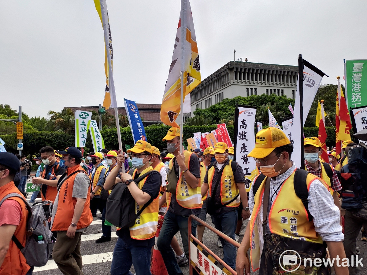 勞工團體、各產業工會在總統府前集結，展開五一勞動節大遊行。  圖：黃建豪/攝