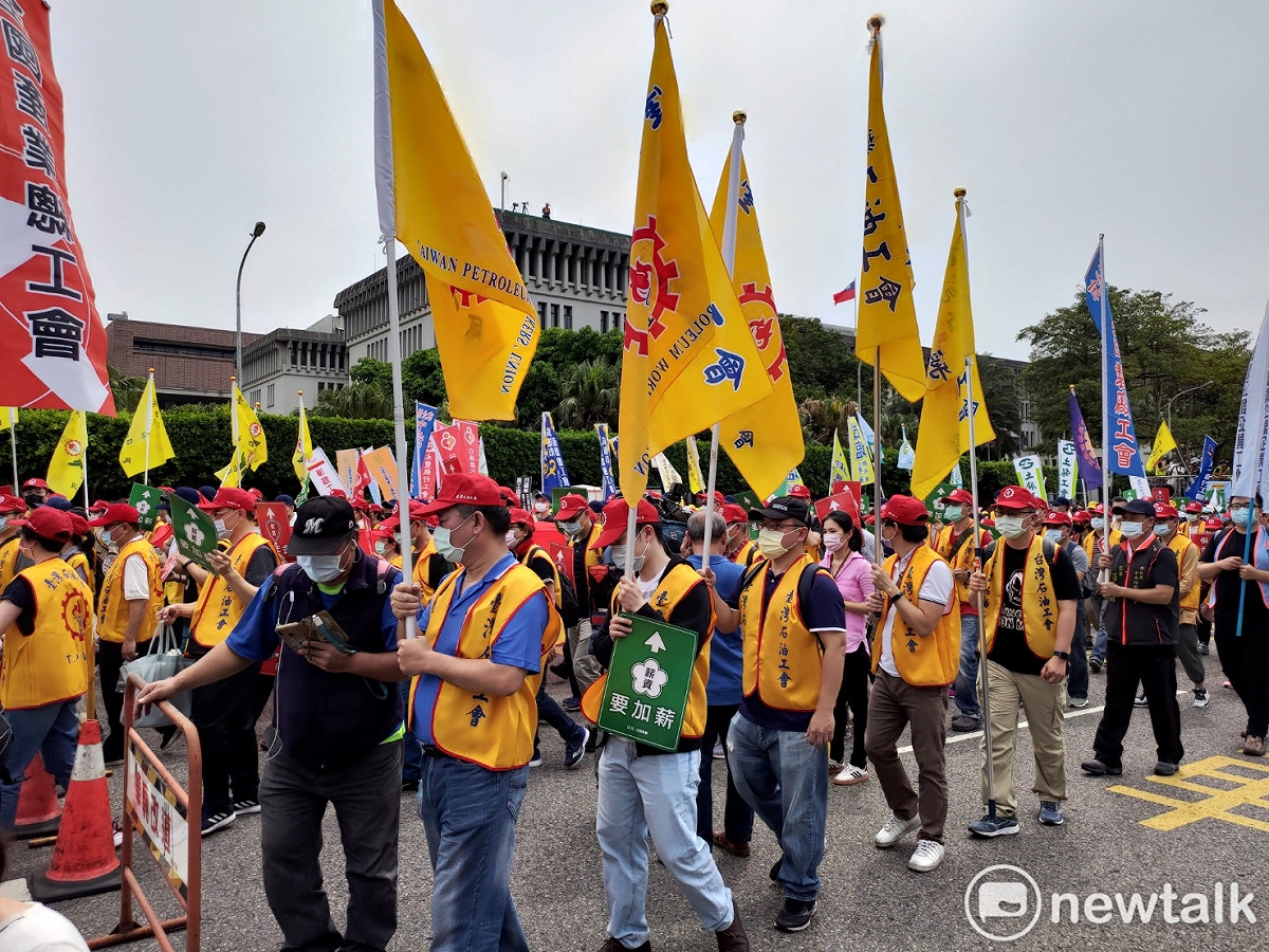 勞工團體、各產業工會在總統府前集結，展開五一勞動節大遊行。  圖：黃建豪/攝