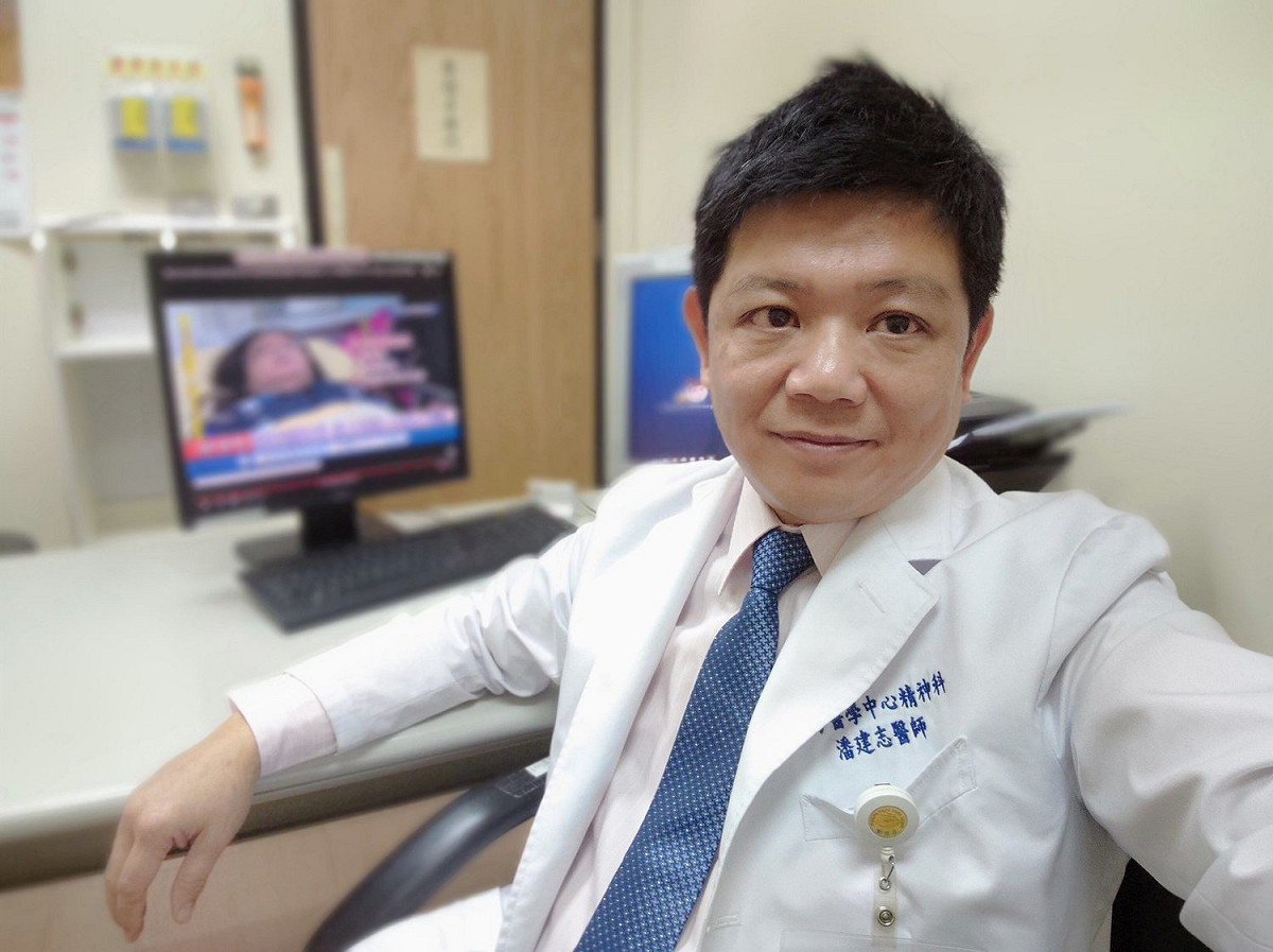 全國首例Delta變異病毒確診個案後，引發外界擔憂，知名精神科醫師潘建志呼籲政府，「使用方艙醫院，屏東的防疫警戒有必要提升，要進入四級警戒」。 圖：翻攝自潘建志臉書（資料照片）
