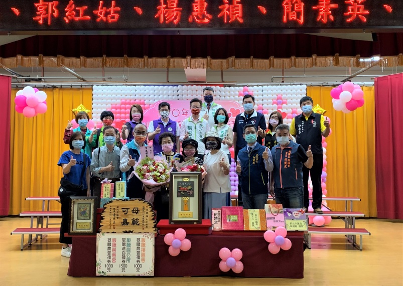 林陳清芬媽媽受表揚(第一排左四)。 圖：板橋區公所提供
