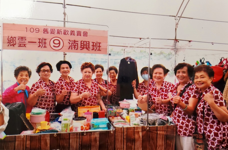 林陳清芬媽媽生活照(右一)。 圖：板橋區公所提供