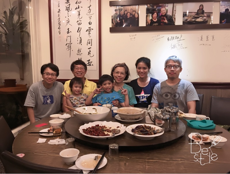 楊惠禎媽媽生活照(右三)。 圖：板橋區公所提供