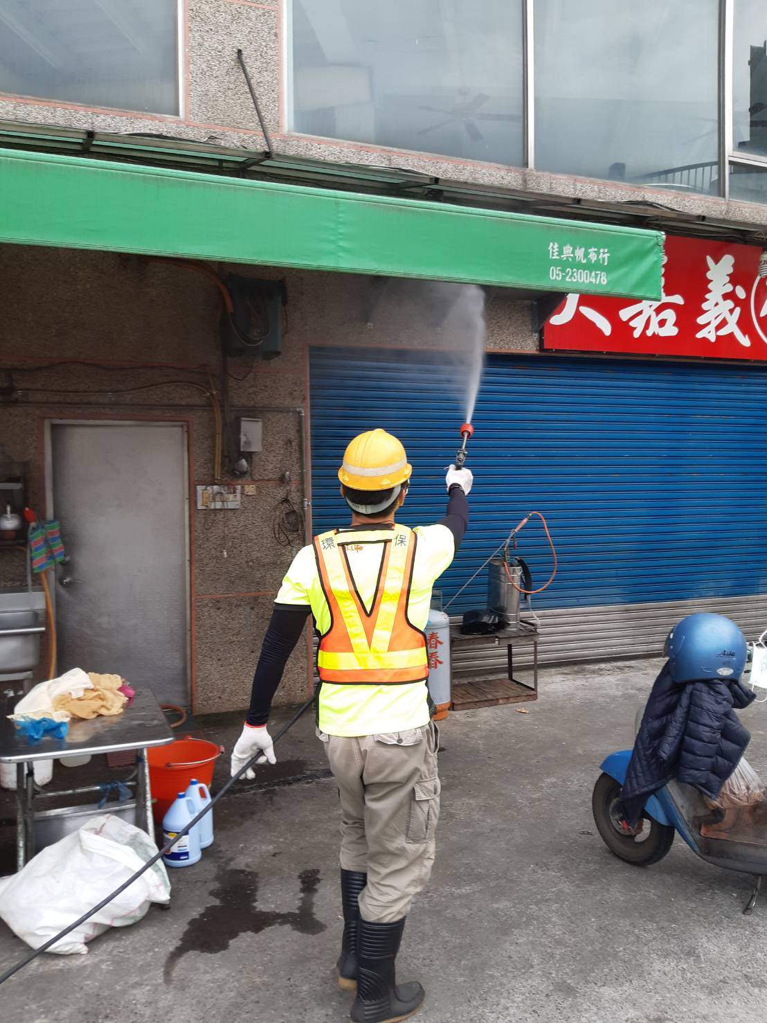 案1129確診個案在嘉義縣所到足跡，包括個案吃雞肉飯的地方，縣府今（1）日已派員全面消毒。 圖：嘉義縣政府/提供