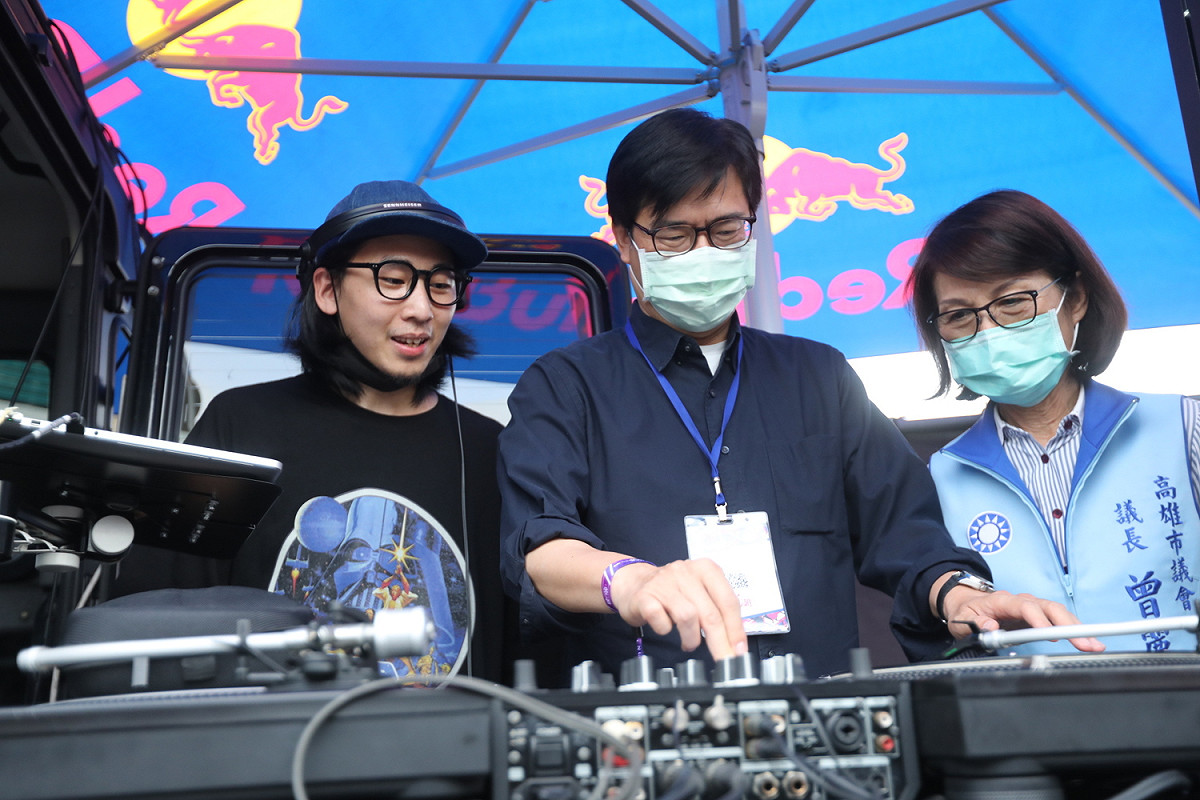 陳其邁（中)現場與DJ示範一段混音、刷碟。 圖：高雄市政府/提供
