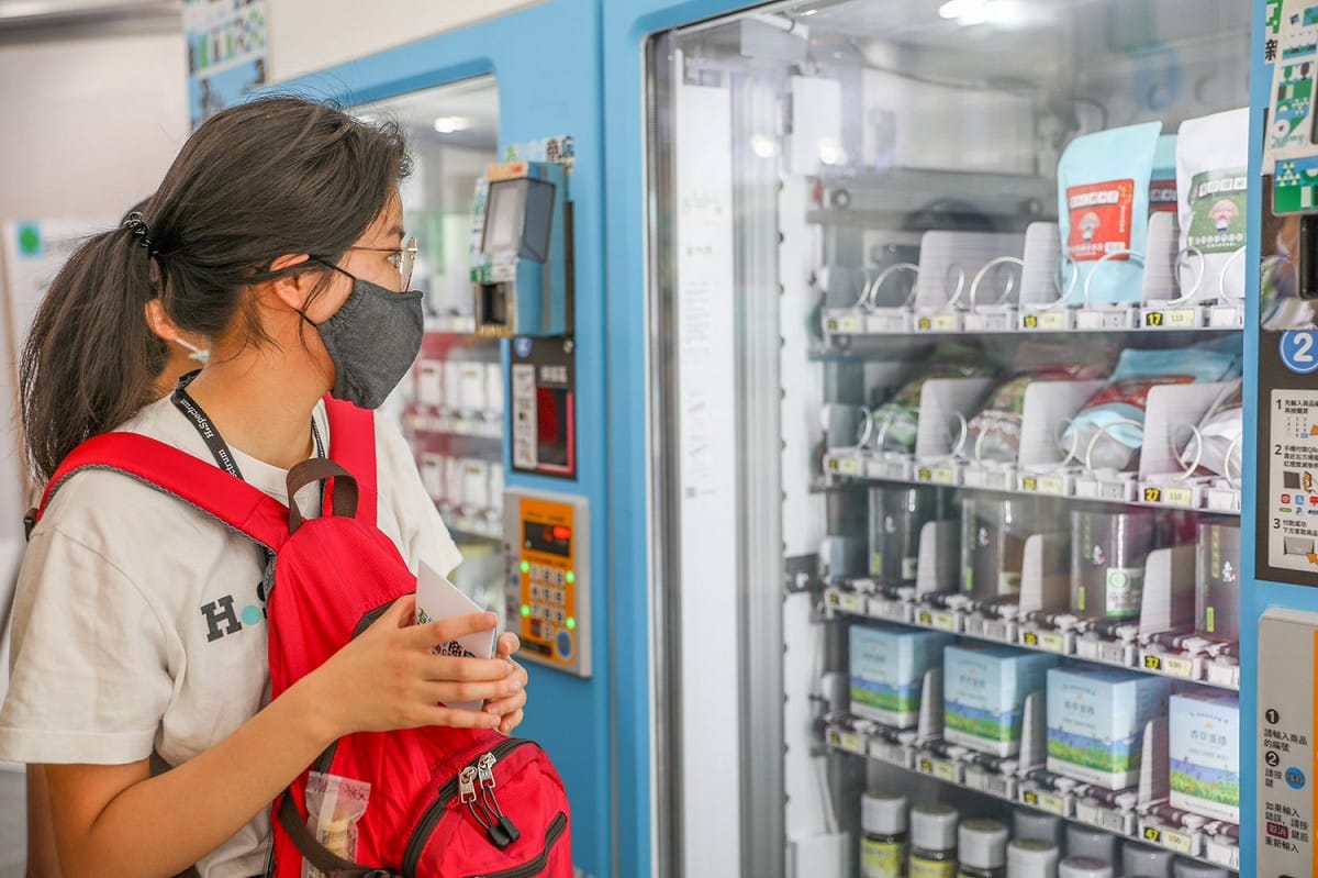 民眾參觀無人商店。 圖：新北市農業局提供