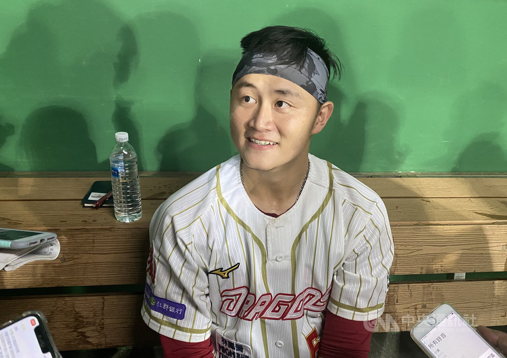 中華職棒味全龍隊1日在天母主場以7比5擊敗樂天桃猿隊，除林驛騰轟出逆轉滿貫砲，第8局一壘手朱祥麟接球、捕手蔣少宏（圖）傳球到二壘，聯手演出美技雙殺也是致勝關鍵。 圖/中央社