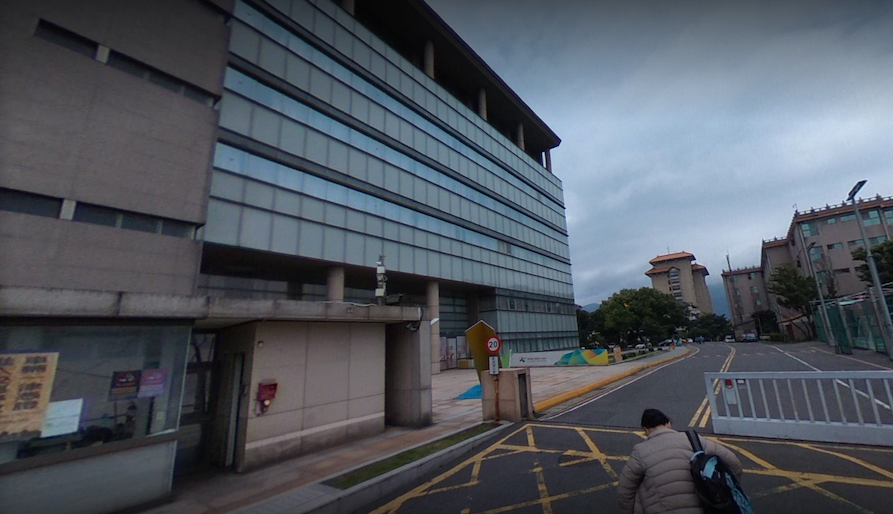 文化大學證實，該校有1名學生曾出入諾富特飯店需採檢，今全校進行消毒。 圖：翻攝自Google Map
