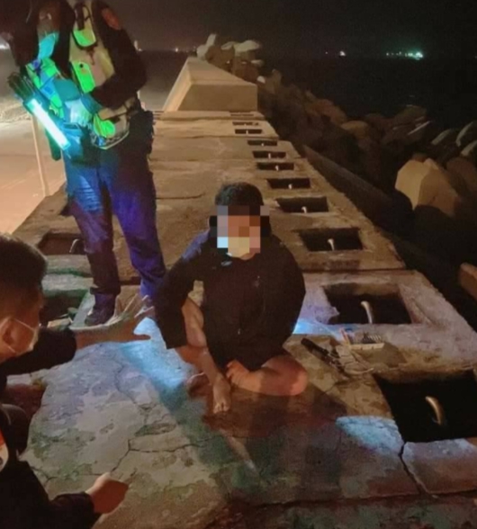 2021年中國福建一名周姓男子曾自稱從中國駕駛橡皮艇來台「投奔自由」。 圖：翻攝畫面