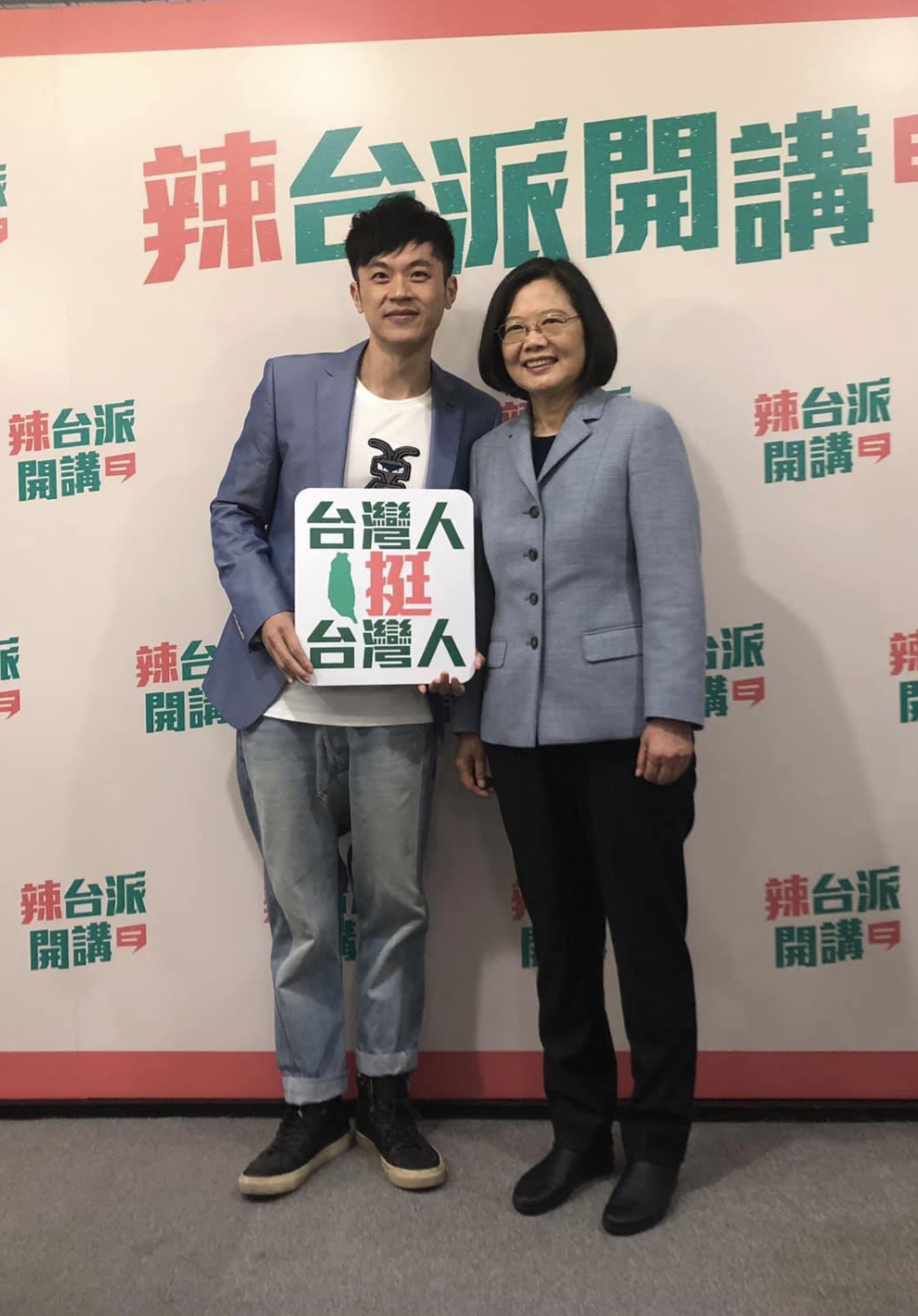 網紅「焦糖」陳嘉行證實確實已加入民進黨，並指若對民進黨有意見，可直接對黨主席、總統蔡英文說。 圖：翻攝自陳嘉行臉書