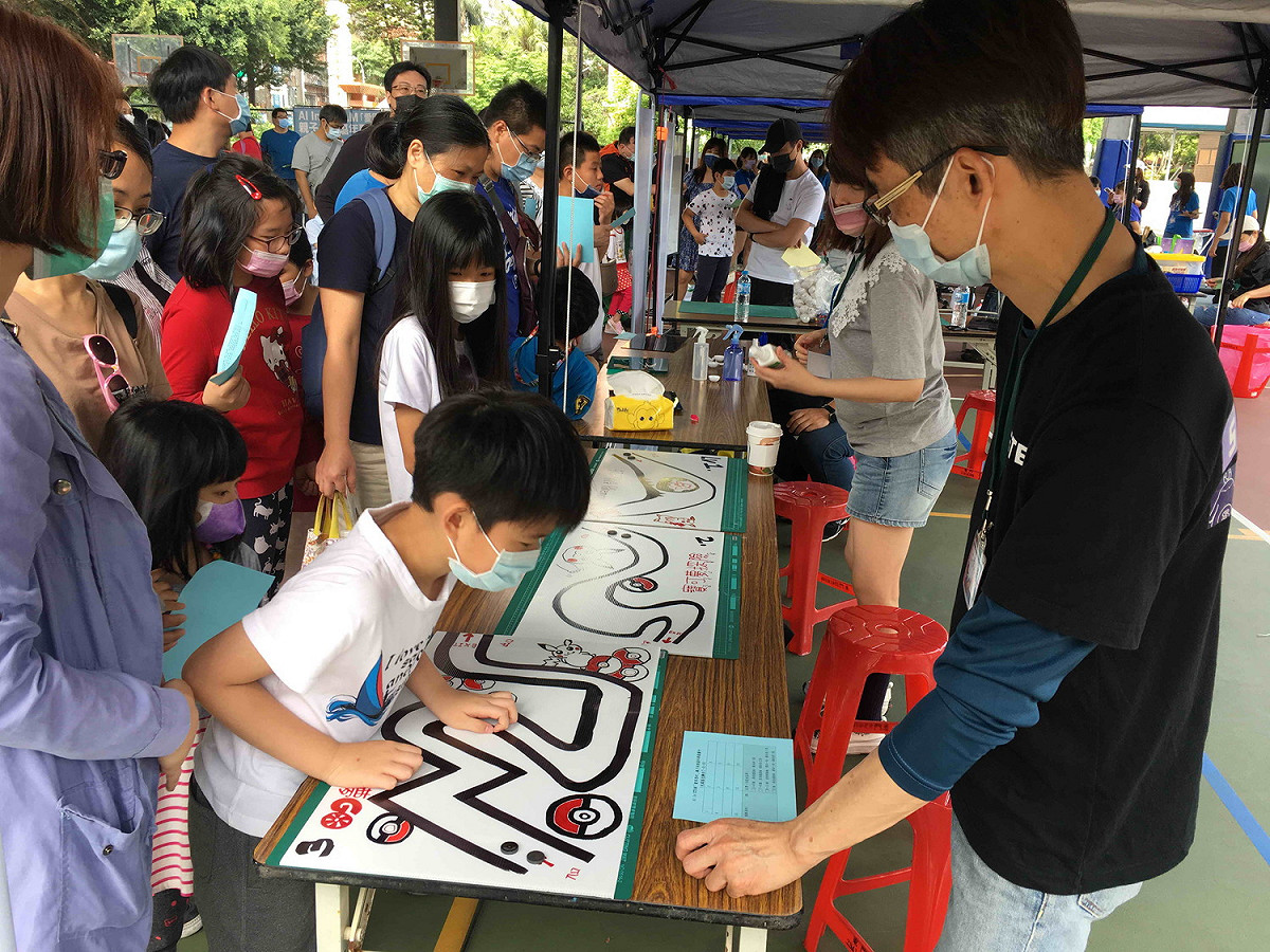 12個課程活動攤位，此攤運用磁鐵原理，看似簡單的環形磁鐵控制，做起來不容易。 圖：新北市教育局提供