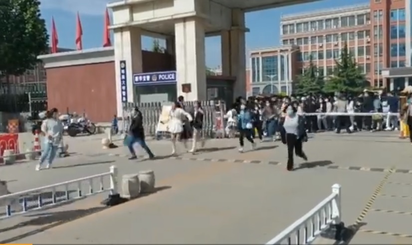 河北地質大學跑出校門的學生們個個興高采烈。 圖:翻攝自微博