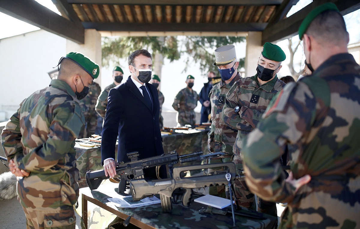 一封寫給法國總統馬克宏（Emmanuel Macron）的公開信引爆軍人干政的軒然大波。圖為馬克宏與參訪法國第4歩兵連隊訓練中心。 圖:達志影像/路透社(資料照)