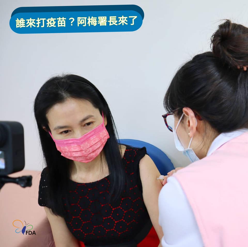 包括食藥署署長吳秀梅（左）等主要官員上月輪番現身催打疫苗，但民眾大都在觀望，事隔1星期，預約施打者暴增。 圖：翻攝自食藥署臉書