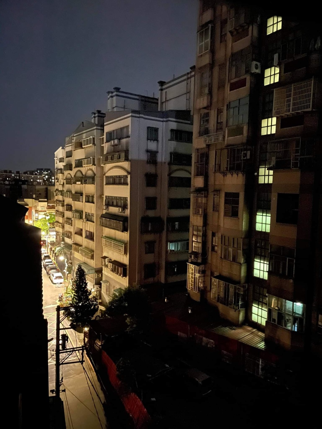 今日凌晨桃園地區多處無預警停電，台電表示，是因為白鼻心侵入並觸碰中壢一次變電所設備所致。 圖：翻攝自臉書「我是中壢人」