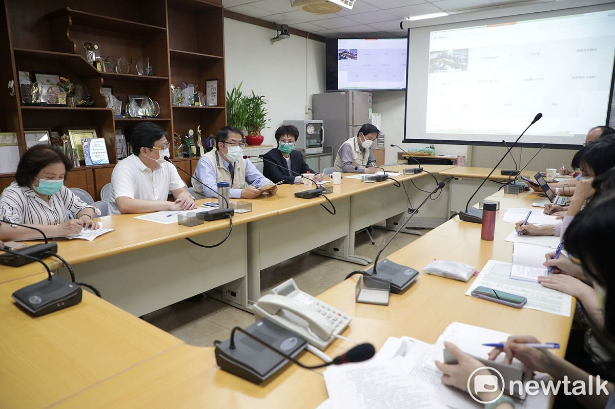 近來發生多起新冠肺炎本土個案，疫情有升溫疑慮，台南市長黃偉哲今日一早召集衛生局等單位，會同專家學者研商新一波防疫措施。 圖：黃博郎／攝