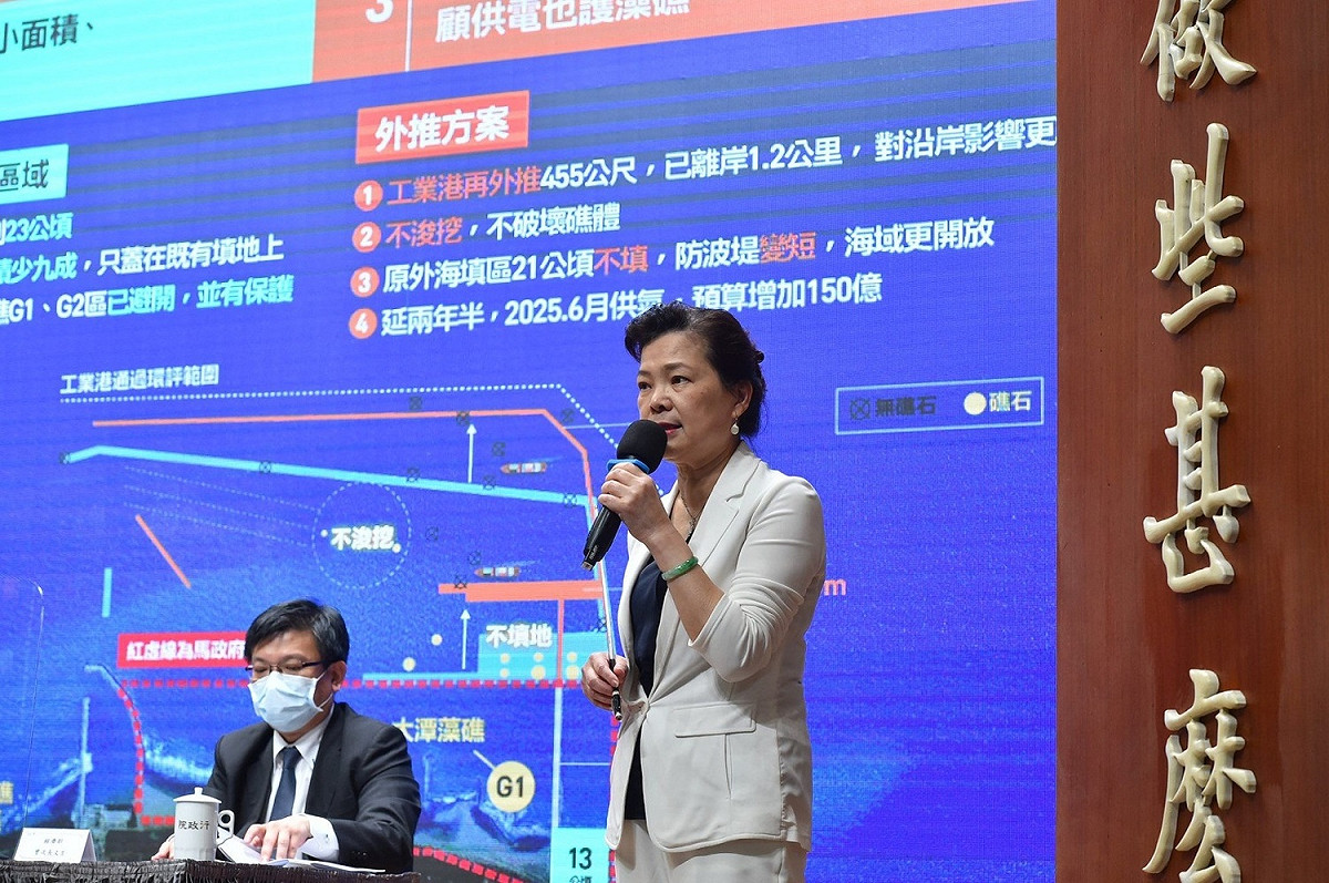 經濟部長王美花（站立者）和經濟部次長曾文生。 圖：行政院/提供