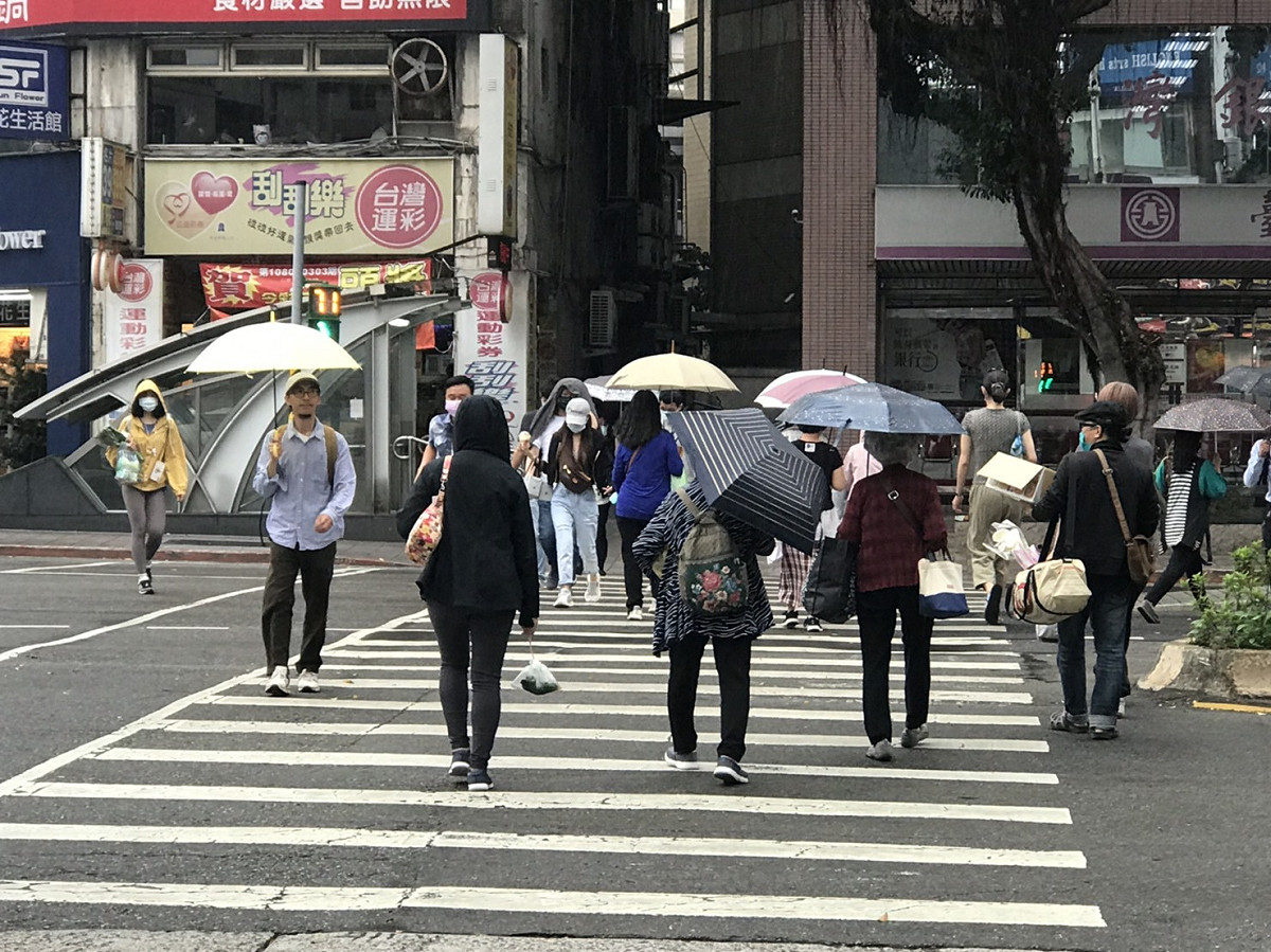 氣象局表示，明日西半部高溫上看33度，由於天氣炎熱各地山區午後容易有對流發展。 圖：彭素華／攝