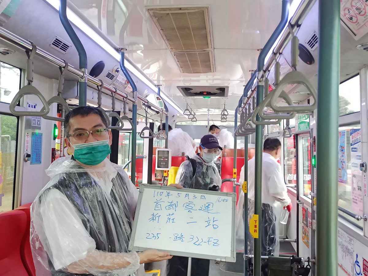 確診者案1136曾搭乘首都客運235路線及台北客運57路線，新北市交通局隨即通知業者將2線車輛召回全面進行消毒。 圖：新北市交通局／提供