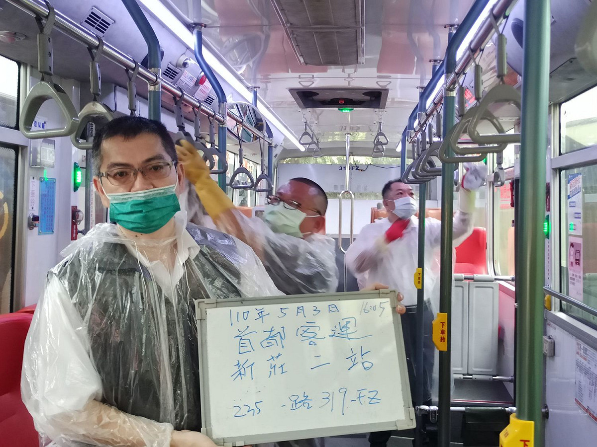 235路公車清潔消毒。 圖：新北市交通局提供