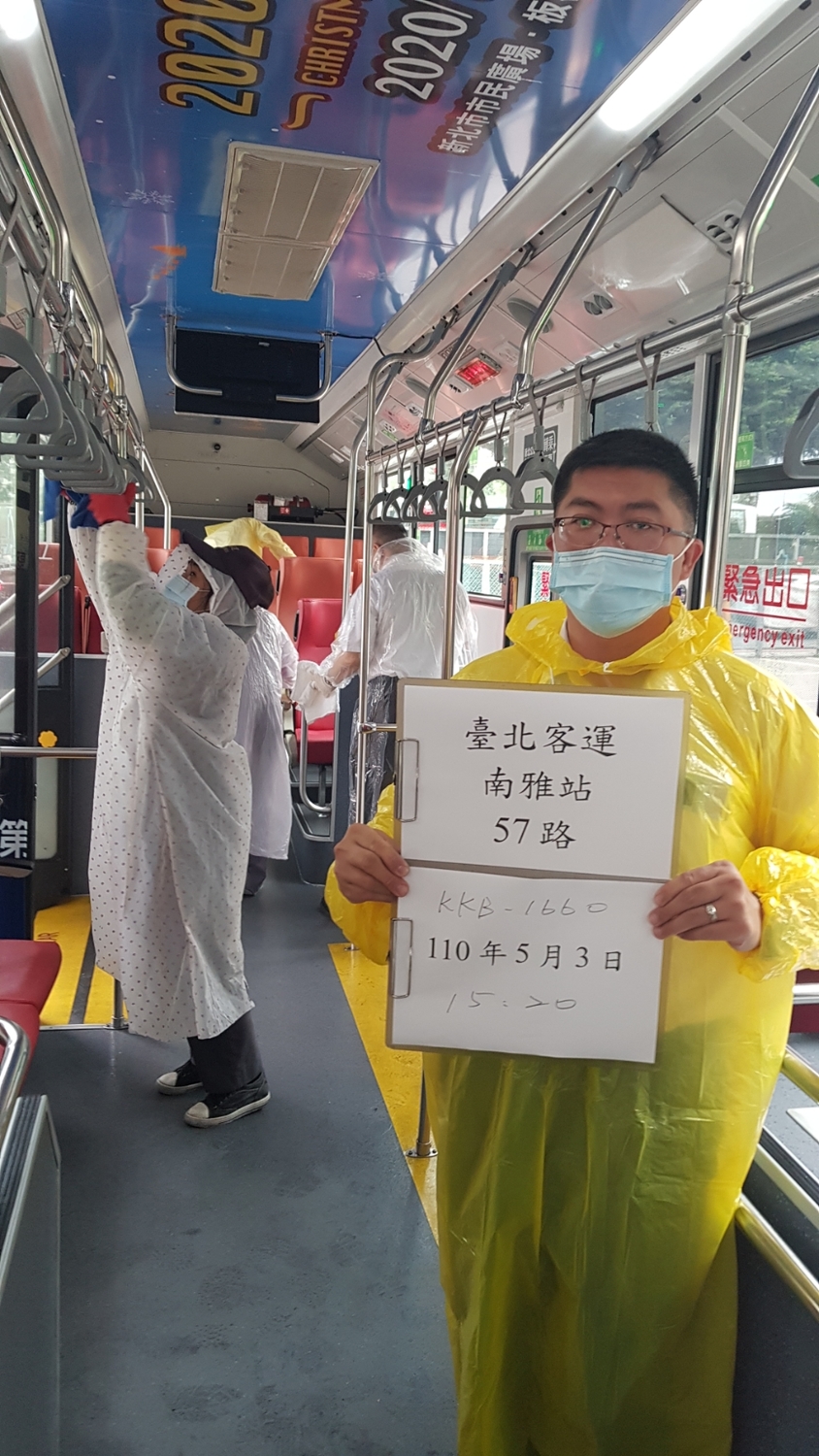 57路公車清潔消毒。 圖：新北市交通局提供