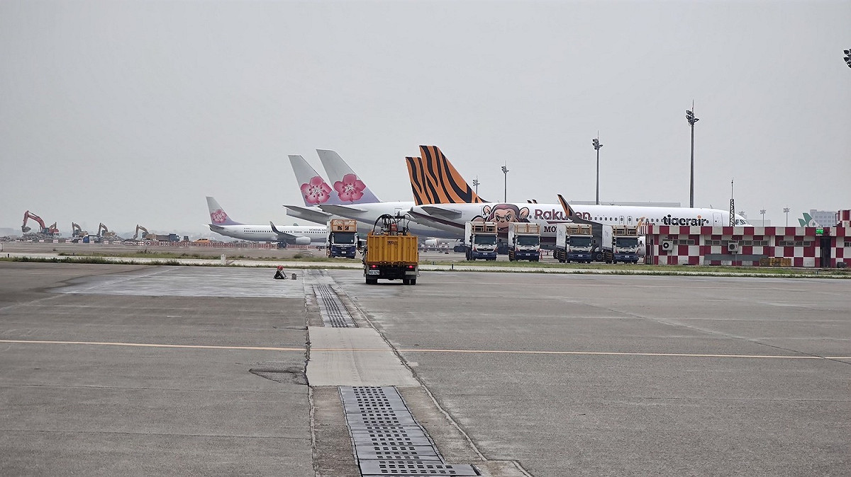 機場公司利用有限停機位空間，以符合規範之安全間距，透過分區管理方式規劃提供業者航機停駐空間。 圖：桃園機場／提供