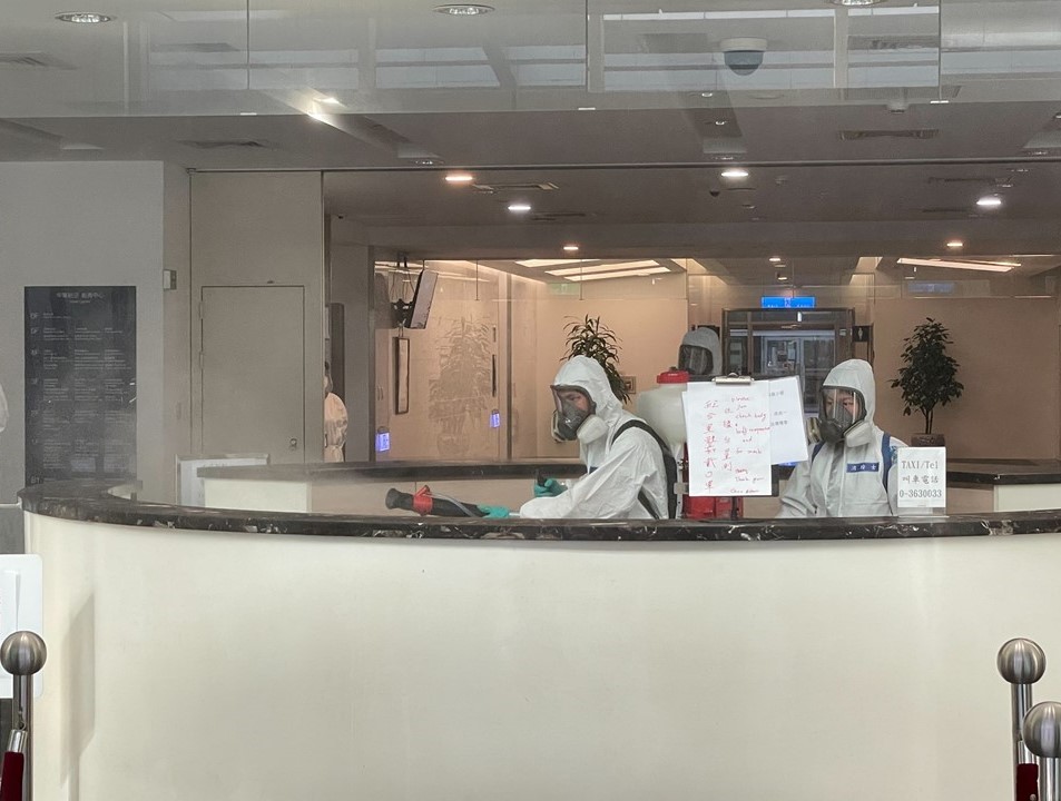 國軍化學兵在華航園區進行消毒。 圖：華航／提供