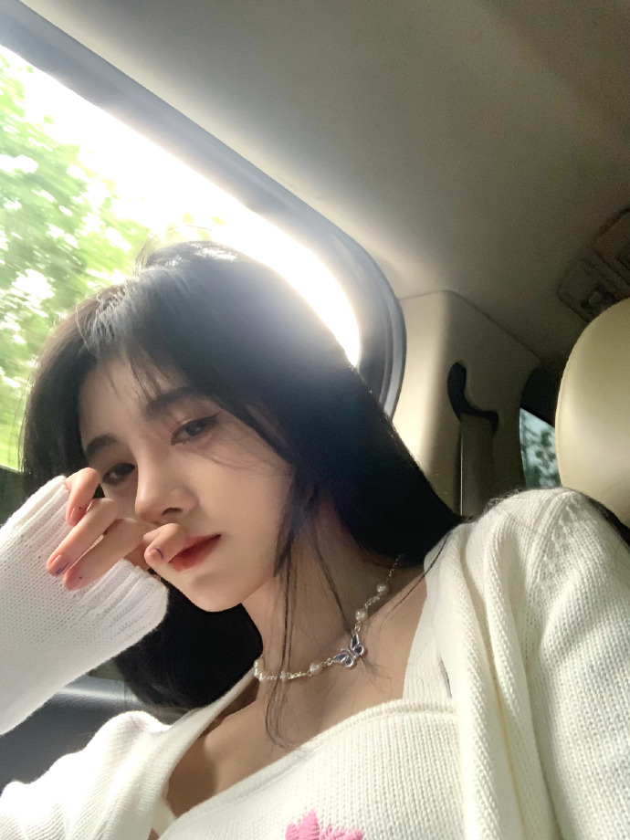 鞠婧禕的精緻臉蛋過去就曾引起爭議，被不少人質疑她是「人工美女」。 圖：翻攝自鞠婧禕微博