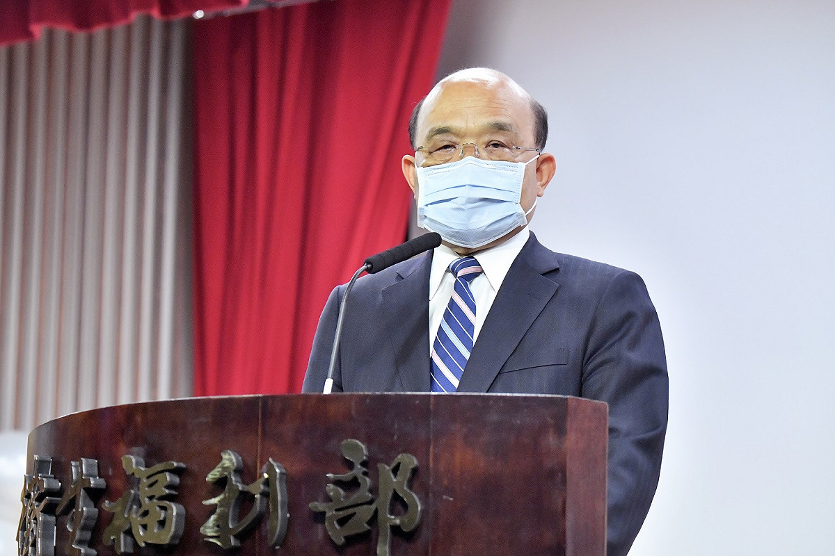 行政院長蘇貞昌今（4）日上午出席衛生福利部醫院第八屆優良暨資深典範護理人員頒獎典禮。 圖：行政院提供