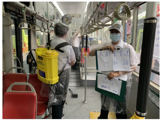大都會客運5線公車消毒。 圖：首都客運集團提供