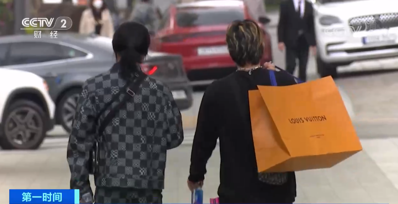精品常被視為身分地位的表徵，引發韓國年輕人搶購。 圖 : 翻攝自CCTV