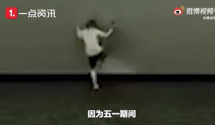 中國男童在電影院螢幕前大展拳腳。 圖:翻攝自微博