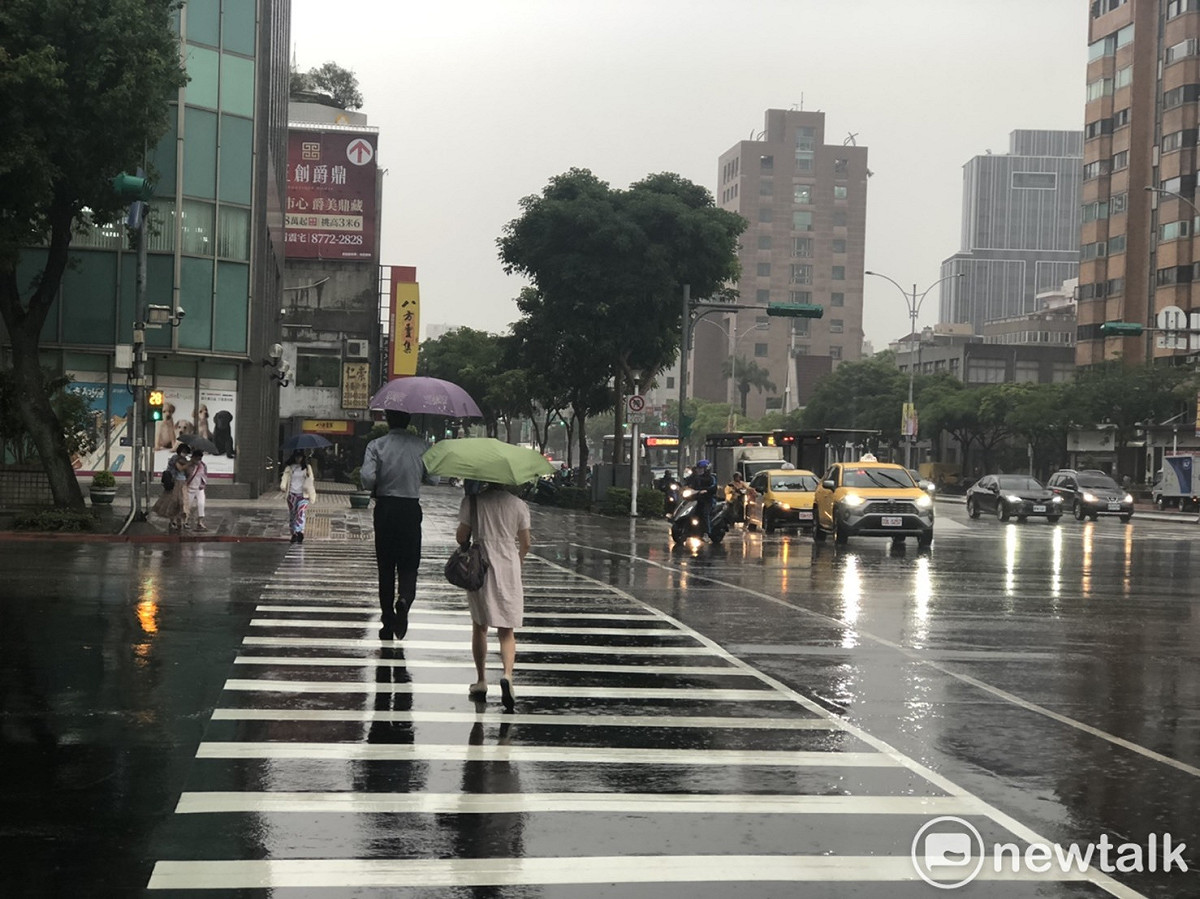 氣象局表示，明日鋒面過境，中部以北、東部及南部山區都有降雨機會。 圖：汪靖軒／攝
