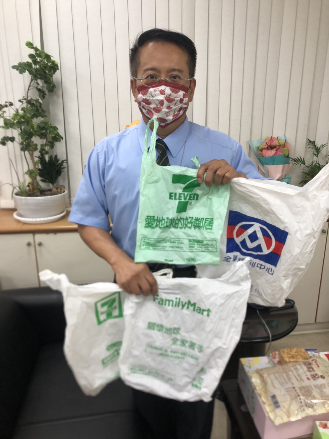 民進黨籍議員蔡旺詮提醒環保局，垃圾袋是否透明，一般民眾對於標準感到疑惑，甚至有不少人不知道此項政策。 圖：黃博郎／攝