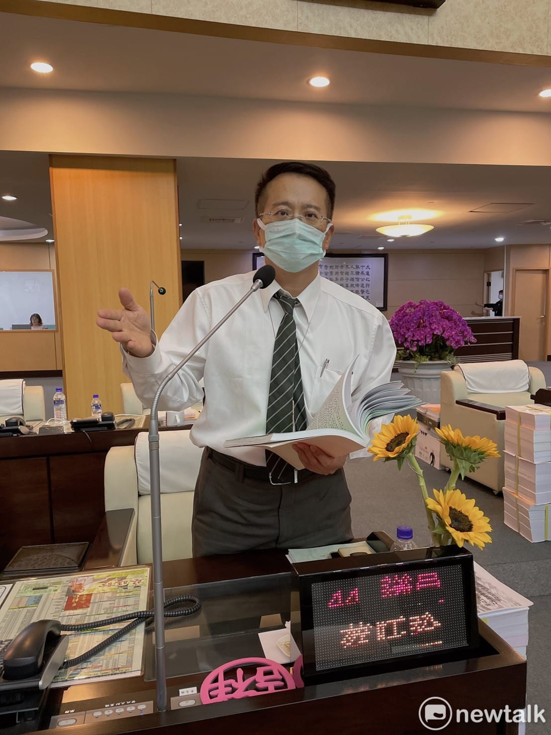 台南市議員蔡旺詮質詢時向衛生局長提問，諾富特飯店是否屬於防疫旅館？而臺南又是否有這種與其性質相近的旅館？ 圖：黃博郎／攝