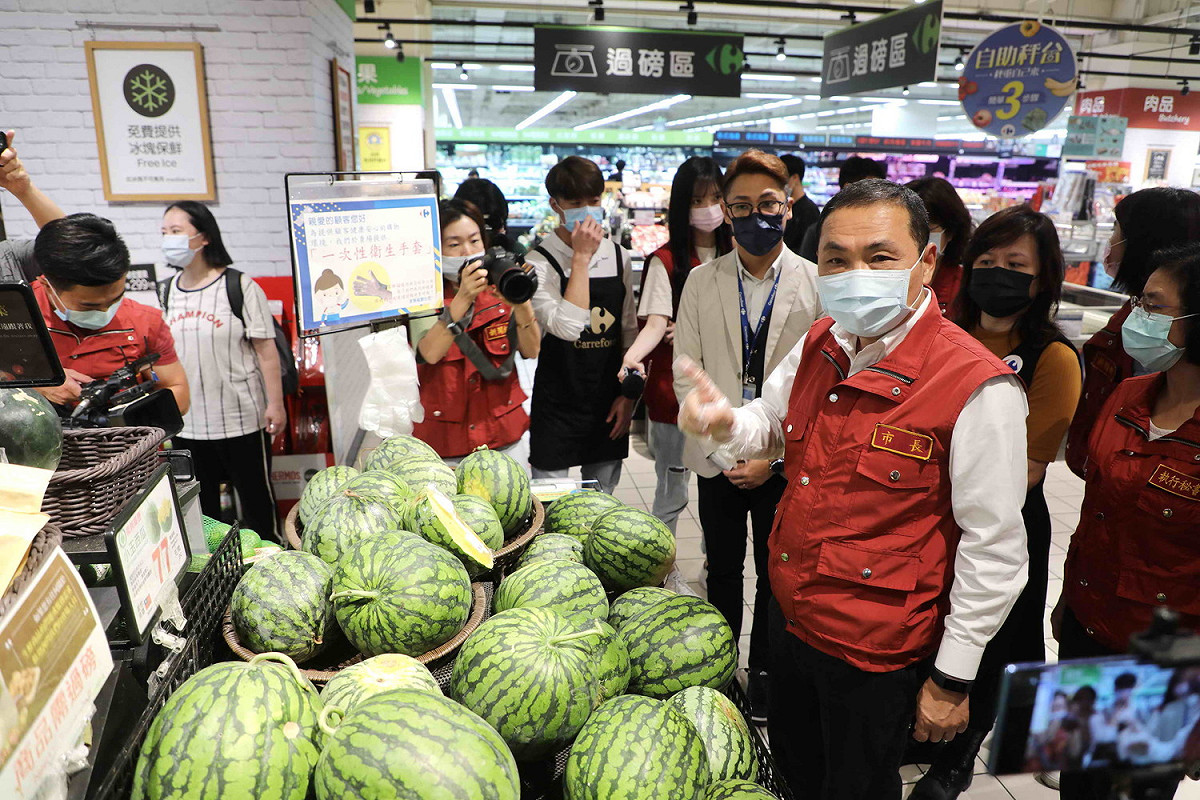 侯友宜視察大賣場防疫作為。 圖：新北市政府提供