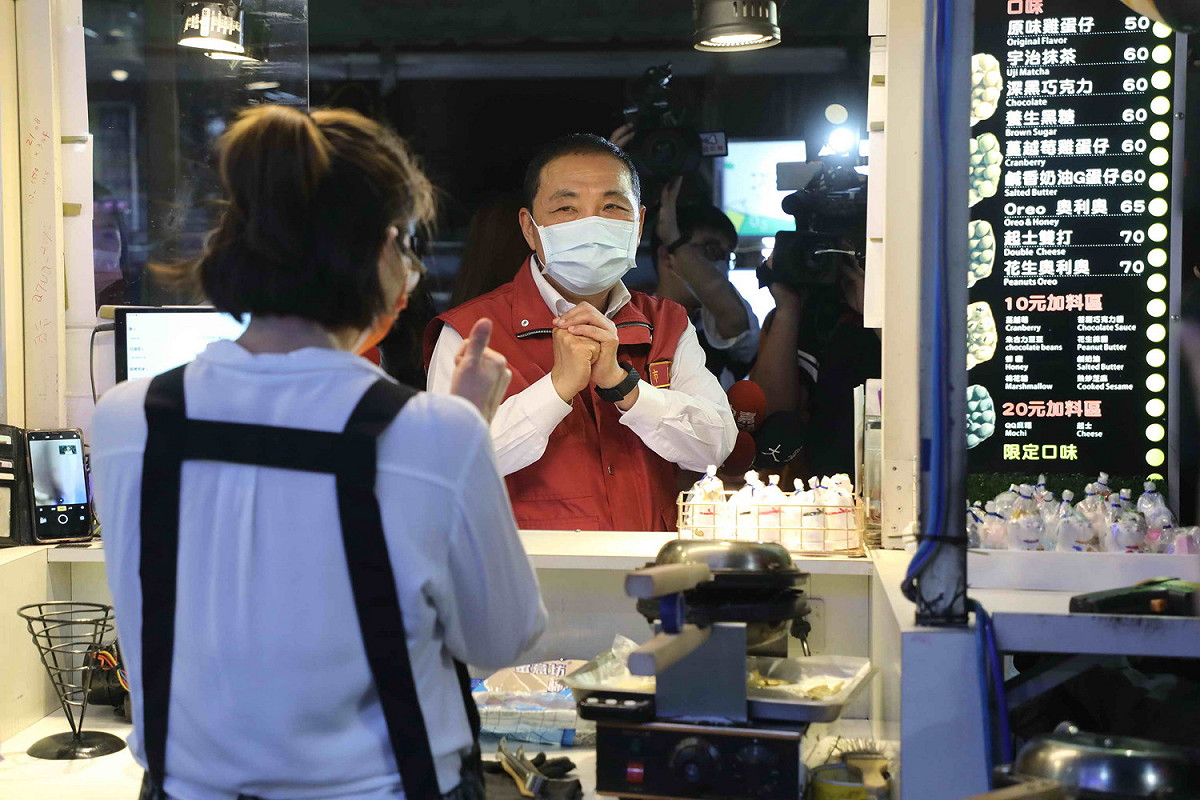 侯友宜關心夜市攤商受疫情影響程度，並呼籲商家共體時艱齊心抗疫。 圖：新北市政府提供