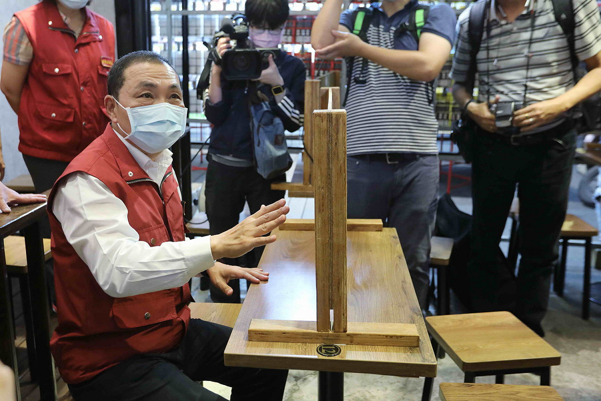 因應疫情發展，侯友宜視察夜市攤商防疫措施。 圖：新北市政府提供